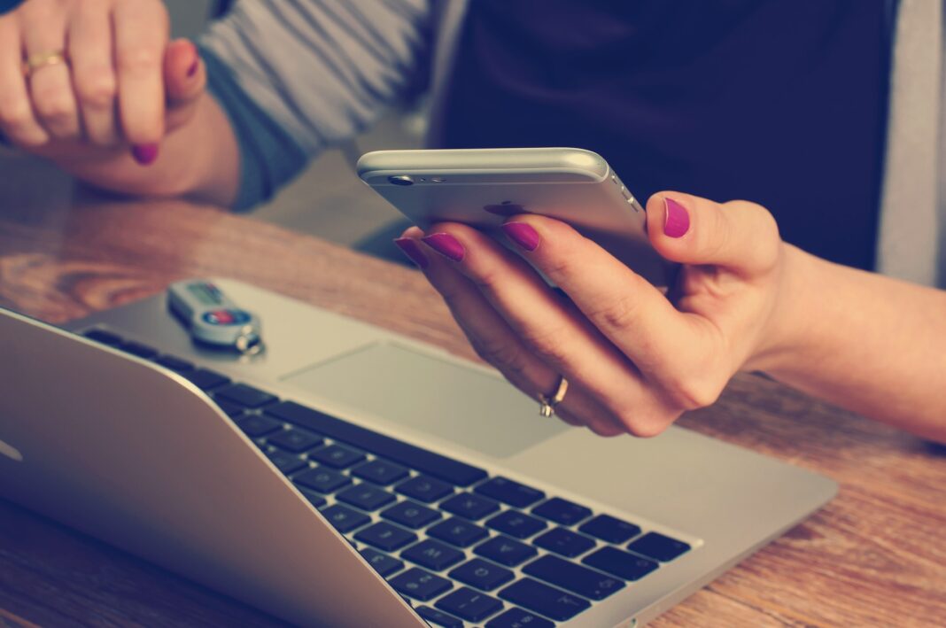 How to Protect Laptop & Mobile Phones from Dust & Finger Prints.